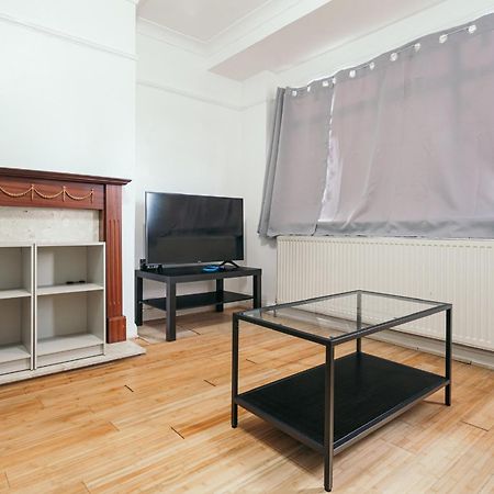 2 Bed, Wembley, Ealing, London Lägenhet Exteriör bild